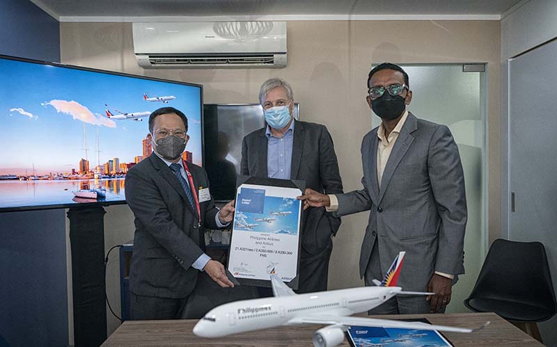 De izquierda a derecha: Nilo Thaddeus Rodríguez, Director Financiero de Philippine Airlines con Christian Scherer, Jefe de Internacional y Director Comercial de Airbus y Anand Stanley, Presidente de Airbus Asia-Pacífico. ©Airbus