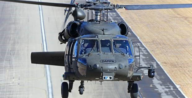 El programa DARPA Aircrew Labor In-Cockpit Automation System (ALIAS) completó el primer vuelo de un helicóptero UH-60A Black Hawk sin tripulación a bordo. Sikorsky, una empresa de Lockheed Martin, completó 30 minutos de vuelo deshabitado con el vehículo opcionalmente pilotado (OPV) sobre la instalación del ejército estadounidense en Fort Campbell, Kentucky, el 5 de febrero. El 7 de febrero se realizó un vuelo deshabitado adicional. ©DARPA