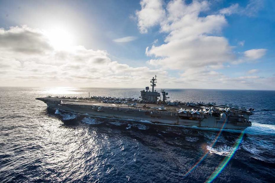 Portaaviones de clase Nimitz USS Carl Vinson (CVN 70). Foto de la Armada de los Estados Unidos por el especialista en comunicación de masas de segunda clase Sean M. Castellano