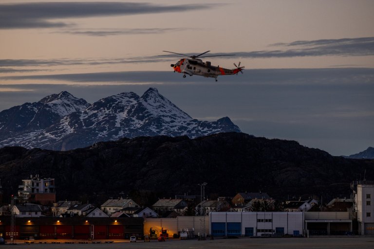 El helicóptero de rescate Sea King vuela al aeropuerto de Bodø después de recuperar los cuerpos del accidente de Osprey en Beiarn en Nordland. Foto: Fuerza Aérea de Noruega