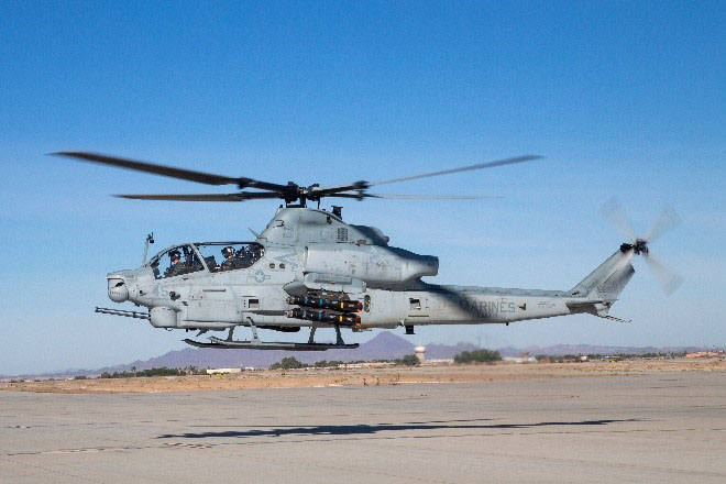 El mayor Charles Smith, piloto del Destacamento de Aviación del Cuerpo de Marines de Patuxent River, y el capitán Gregory Moore, director de pruebas operativas del Escuadrón de Pruebas y Evaluación Operativa de Marines 1 (VMX-1), pilotan un AH-1Z Viper durante una prueba operativa de misiles aire-tierra (JAGM) en la Estación Aérea del Cuerpo de Marines de Yuma, Arizona, el 6 de diciembre de 2021. El VMX-1 disparó y evaluó el JAGM para determinar su idoneidad y eficacia para apoyar las operaciones de bases avanzadas expedicionarias, como la realización de misiones de ataque y de apoyo aéreo cercano. (Foto del Cuerpo de Marines de EE.UU. por la Cpl. Gabrielle Sanders)