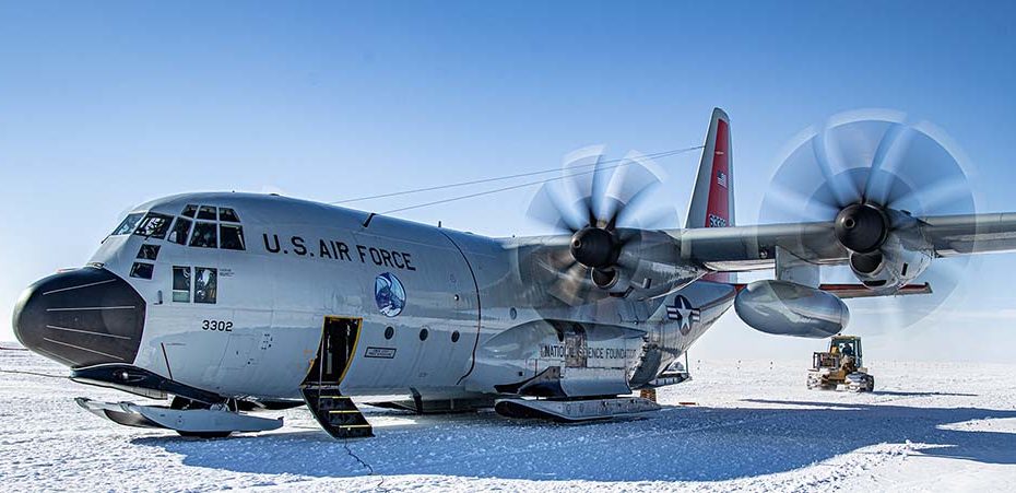 Preparando la carga en un LC-130 "Skibird" asignado al 109º Ala de Transporte Aéreo, de la Guardia Nacional de Nueva York, para ser entregada a una estación de investigación en la Antártida. El 109º Ala de Transporte Aéreo apoyó la 34ª temporada de la Operación Deep Freeze en la Estación McMurdo, Antártida, desde octubre de 2021 hasta febrero de 2022. Foto de la Guardia Nacional Aérea por el Mayor Shay Price