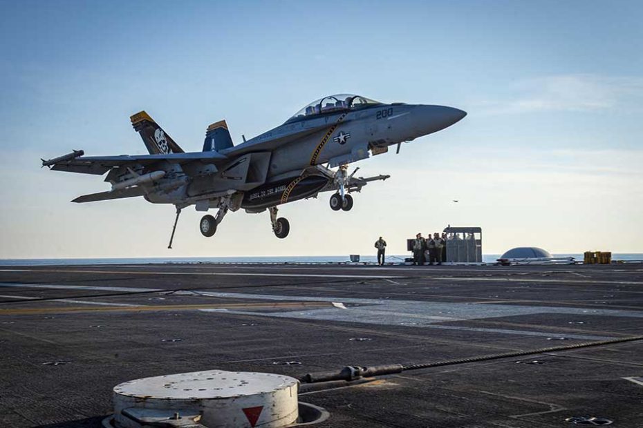 Un avión F/A-18F Super, asignado al Escuadrón de Cazas de Ataque 103 (VFA-103), aterriza en la cubierta de vuelo del portaaviones USS George H.W. Bush (CVN 77) durante la Disponibilidad de Entrenamiento a Medida del Buque/Problema de Evaluación Final (TSTA/FEP), el 15 de febrero de 2022. El TSTA/FEP es una evolución de entrenamiento de varias fases diseñada para dar a la tripulación una base sólida de competencia operativa a nivel de unidad y para mejorar la capacidad de auto-entrenamiento del buque. El George H.W. Bush proporciona a la autoridad de mando nacional una capacidad de lucha bélica flexible y adaptable a través del grupo de ataque de portaaviones que mantiene la estabilidad y seguridad marítima para garantizar el acceso, disuadir la agresión y defender los intereses de Estados Unidos, sus aliados y sus socios. Foto de la Armada de EE.UU. por el especialista en comunicación de masas de tercera clase Brandon Roberson