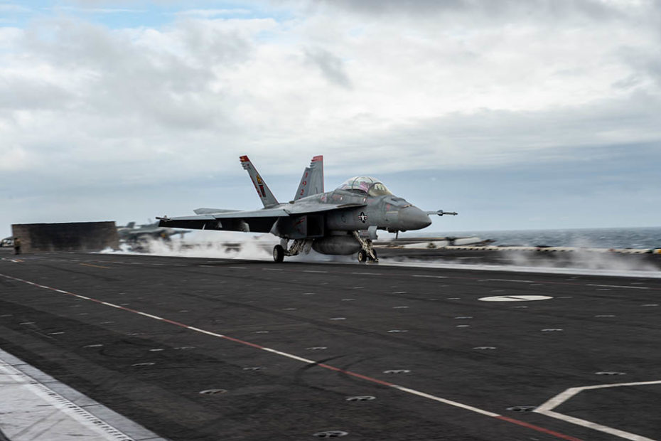 Un F/A-18F Super Hornet, adscrito a los "Red Rippers" del Escuadrón de Cazas de Ataque (VFA) 11, despega desde la cubierta de vuelo del portaaviones de clase Nimitz USS Harry S. Truman (CVN 75), el 22 de febrero de 2022. El Grupo de Ataque del Portaaviones Harry S. Truman está en un despliegue programado en el área de operaciones de la Sexta Flota de los Estados Unidos en apoyo de los intereses de los Estados Unidos, sus aliados y socios en Europa y África. Foto de la Armada de EE.UU. por la especialista en comunicación de segunda clase Kelsey Trinh