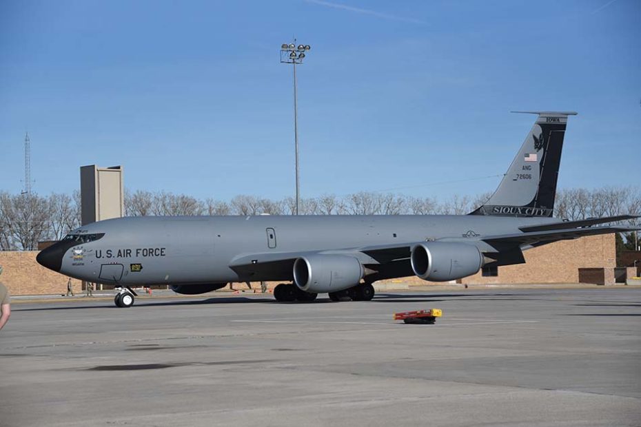 Un KC-135 de la Fuerza Aérea de EE.UU. con las marcas del 75º aniversario, incluyendo un gran murciélago en la cola, con el número 57-2606 de la Guardia Nacional Aérea de Iowa, se encuentra en la rampa del 185º Ala de Reabastecimiento Aéreo en Sioux City, Iowa, el 1 de marzo de 2022. La aeronave será dada de baja y enviada al Grupo de Mantenimiento y Regeneración Aeroespacial o AMARG en la Base Aérea Davis-Monthon. Foto de la Guardia Nacional Aérea Sargento Mayor Vincent De Groot 185th ARW Wing PA