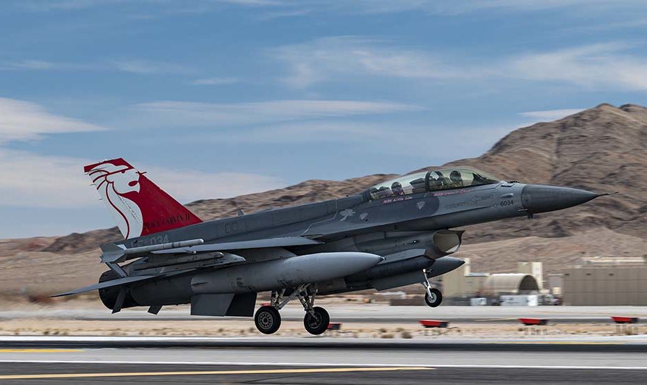 Un F-16 Fighting Falcon de la Fuerza Aérea de la República de Singapur asignado al 425º Escuadrón de Cazas de la Base de la Fuerza Aérea Luke, Arizona, llega a Red Flag-Nellis 22-2 en la Base de la Fuerza Aérea Nellis, Nevada, el 3 de marzo de 2022. El 414º Escuadrón de Entrenamiento de Combate lleva a cabo ejercicios Red Flag para proporcionar a las tripulaciones aéreas la experiencia de múltiples e intensas salidas de combate aéreo en la seguridad de un entorno de entrenamiento. Foto de la Fuerza Aérea de EE.UU. por William R. Lewis