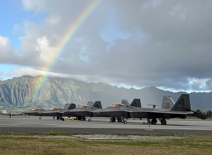 F-22 Raptors asignados al 199º Escuadrón de Cazas de la Guardia Nacional Aérea de Hawái y al 19º Escuadrón de Cazas en servicio activo, son puestos en escena en la línea de vuelo de la Base del Cuerpo de Marines de Kaneohe, HI, el 3 de marzo de 2022 durante el ejercicio de Empleo de Combate Ágil Hoʻoika. El ACE es un concepto operacional que aprovecha las redes de bases aéreas bien establecidas y austeras, los aviadores con múltiples capacidades, el equipo preposicionado y el transporte aéreo para desplegar, dispersar y maniobrar rápidamente la capacidad de combate en todo un teatro. Foto de la Guardia Nacional Aérea de EE.UU. por el teniente segundo James Ro