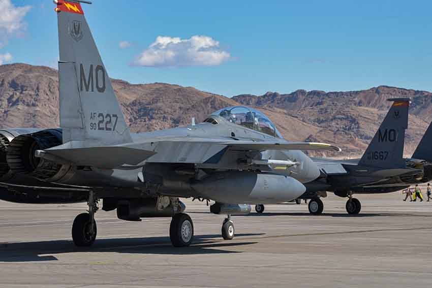 Los F-15E Strike Eagles de la Fuerza Aérea de EE.UU. del 389º Escuadrón de Caza, de la Base de la Fuerza Aérea de Mountain Home, Idaho, se preparan para despegar como parte de Red Flag-Nellis 22-2 en la Base de la Fuerza Aérea de Nellis, Nevada, el 7 de marzo de 2022. Red Flag proporciona varios escenarios de entrenamiento realistas que salvan vidas a la vez que aumentan la eficacia en el combate. Foto de la Fuerza Aérea de EE.UU. por el sargento de personal Austin Siegel