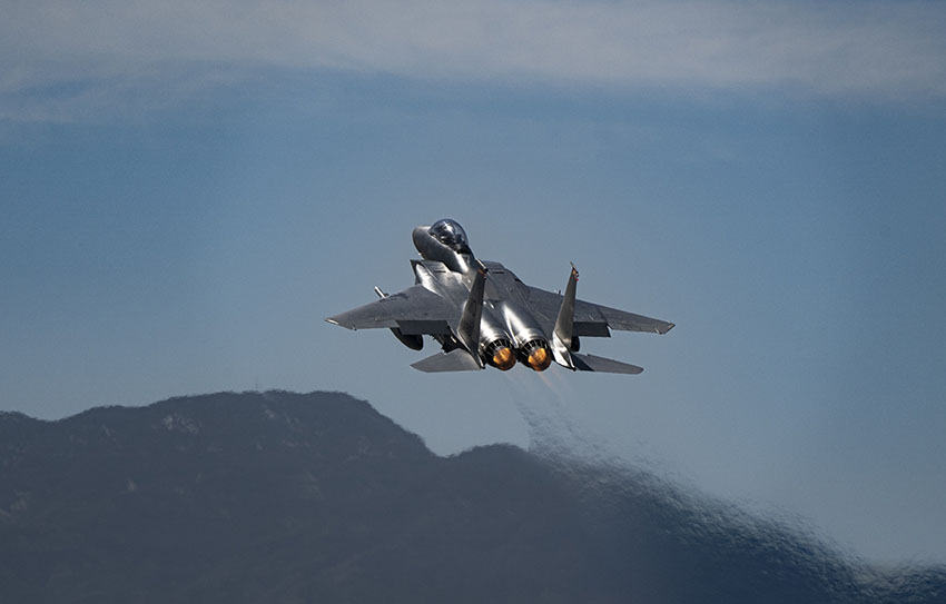 Un F-15E Strike Eagle asignado al Ala de Caza 366, Base de la Fuerza Aérea de Mountain Home, Idaho, despega para una misión Red Flag-Nellis 22-2 en la Base de la Fuerza Aérea de Nellis, Nevada, marzo. 9, 2022. El 414º Escuadrón de Entrenamiento de Combate realiza ejercicios Red Flag para proporcionar a las tripulaciones aéreas la experiencia de múltiples e intensas salidas de combate aéreo en la seguridad de un entorno de entrenamiento. Foto de la Fuerza Aérea de EE.UU. por William R. Lewis