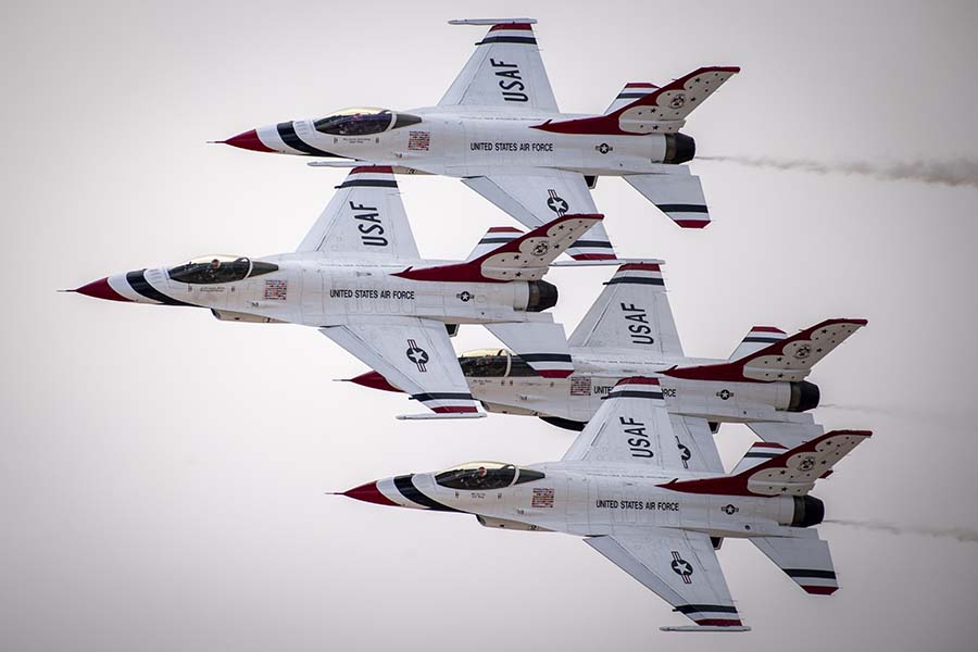 El Escuadrón de Demostración Aérea de la Fuerza Aérea de los Estados Unidos "Thunderbirds" realiza su demostración en la Base de la Fuerza Aérea de Nellis, Nevada, el 10 de marzo de 2022. Los Thunderbirds necesitan varias certificaciones para poder actuar en espectáculos aéreos en todo el mundo. Recibir la certificación del comandante del Mando de Combate Aéreo era el último paso para que el equipo de 2022 estuviera listo para el espectáculo. Ahora que la certificación se ha completado, los Thunderbirds pueden dar oficialmente el pistoletazo de salida a la temporada 2022 para cumplir su misión de "Reclutar, retener e inspirar", al tiempo que demuestran las increíbles capacidades del principal avión de combate polivalente de las Fuerzas Aéreas, el F-16 Fighting Falcon. Foto de la Fuerza Aérea de EE.UU. por el sargento Andrew D. Sarver