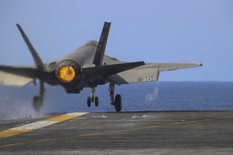 Un F-35C Lightning II, asignado a los "Caballeros Negros" del Escuadrón de Cazas de Ataque de los Marines (VMFA) 314, despega desde la cubierta de vuelo del portaaviones de clase Nimitz USS Abraham Lincoln (CVN 72). El Grupo de Ataque Abraham Lincoln se encuentra en un despliegue programado en el área de operaciones de la Séptima Flota de los Estados Unidos para mejorar la interoperabilidad a través de alianzas y asociaciones, a la vez que sirve como una fuerza de respuesta inmediata en apoyo de una región Indo-Pacífica libre y abierta. Foto de la Armada de EE.UU. por el especialista en comunicación de tercera clase Javier Reyes