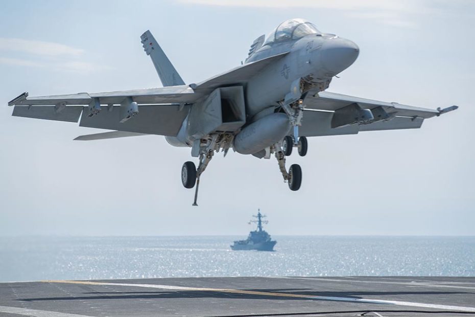 Un F/A-18F, adscrito a los "Black Lions" del Escuadrón de Cazas de Ataque (VFA) 213, se acerca a la cubierta de vuelo del USS Gerald R. Ford (CVN 78). Foto de la Armada de EE.UU. por el especialista en comunicación de tercera clase Robert Stamer