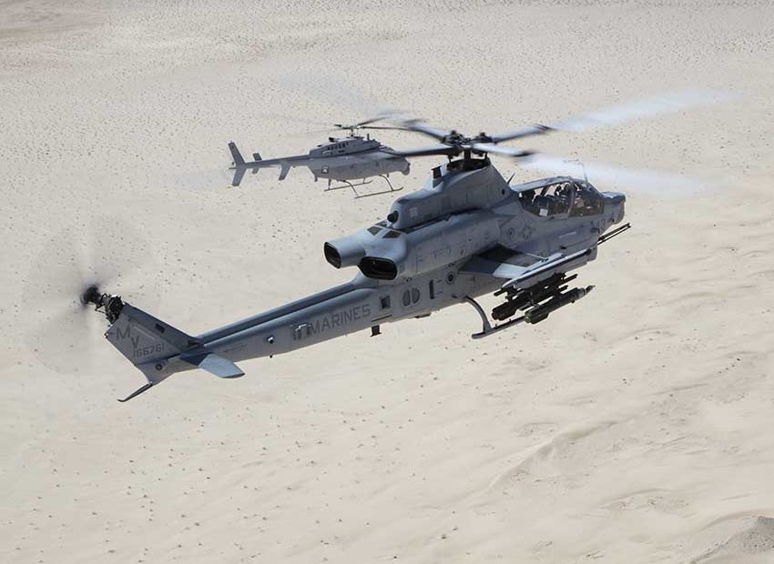 Un AH-1Z Viper (al frente) del Escuadrón de Evaluación Operativa y de Pruebas de los Marines 1 (VMX-1), y un helicóptero no tripulado MQ-8C Fire Scout asignado al Escuadrón de Combate Marítimo de Helicópteros 23 (HSC-23), llevan a cabo un Entrenamiento de Coordinación y Reconocimiento de Ataques cerca de El Centro, California, el 10 de marzo de 2022. El propósito de este ejercicio fue proporcionar la familiarización y el desarrollo del concepto de equipo tripulado-no tripulado. Foto del Cuerpo de Marines de los EE.UU. por el soldado de primera clase Jade Venegas