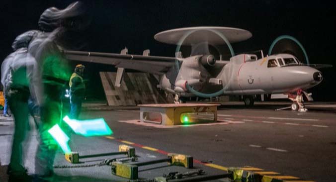 El E-2C Hawkeye de la Armada francesa se prepara para el lanzamiento, el avión de alerta temprana aerotransportada está proporcionando conocimiento de la situación sobre el Flanco Este de la OTAN. Foto por cortesía de la Armada francesa.