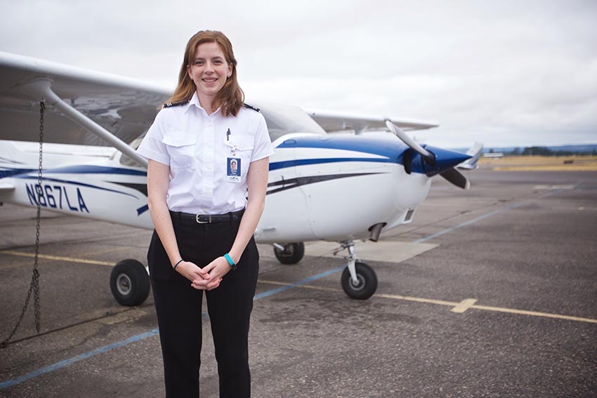 En la foto, la capitana Emma Bryson, de Redmond, Oregón, que pasó de ser instructora en la Hillsboro Aero Academy a volar para Horizon Air como capitana de un E175. ©Hillsboro Aero Academy-Alaska Air Lines