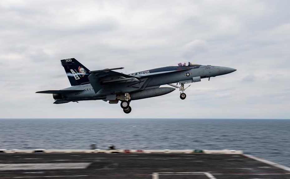 Un F/A-18E Super Hornet, adscrito a los "Blue Blasters" del Escuadrón de Cazas de Ataque 34, despega desde la cubierta de vuelo del portaaviones de clase Nimitz USS Harry S. Truman en apoyo de las Patrullas Aéreas mejoradas. Foto de la Especialista en Comunicación de Masas de 2ª Clase Kelsey Trinh US NAVY