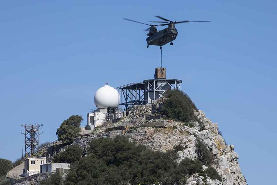 Un helicóptero CH-47 Chinook del 27 Escuadrón de la RAF de Odiham ha prestado asistencia a la RAF de Gibraltar transportando bajo cargas desde el aeropuerto hasta la cima del Peñón. La tarea consistió en la elevación de equipos y materiales de construcción que se utilizarán para construir un nuevo radar para el aeropuerto de Gibraltar. Imagen de Cpl Tim Laurence RAF.