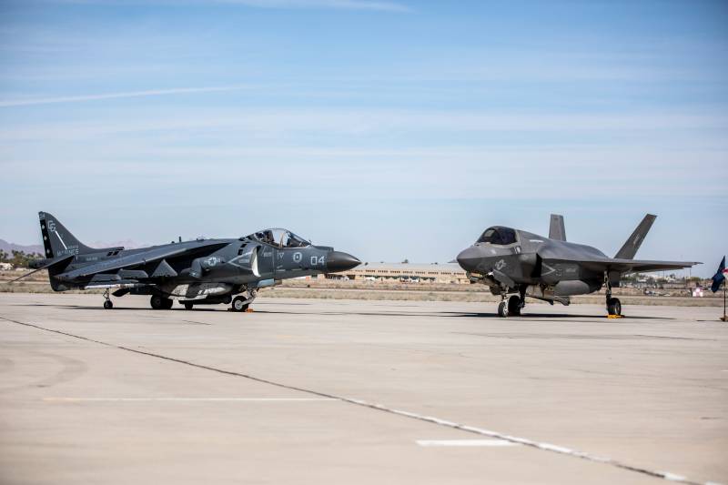 Un AV-8B Harrier y un F-35B Lightning II se escenifican durante la ceremonia de cambio de mando y rediseño del Escuadrón de Ataque de Marines 214 a bordo de la Estación Aérea del Cuerpo de Marines de Yuma, Arizona, el 25 de marzo de 2022. Como parte de la transición del AV-8B Harrier al F-35B Lightning II, el Escuadrón de Ataque de Marines 214 fue re designado como VMFA-214. El F-35B Lightning II sustituye al AV-8B Harrier para introducir capacidades inigualables en el Cuerpo de Marines. El F-35B Lightning II representa un salto adelante en el dominio del aire al proporcionar la agilidad operativa y la supremacía táctica que los Marines necesitan para proporcionar un apoyo rápido y letal. ©Cuerpo de Marines de EE.UU.