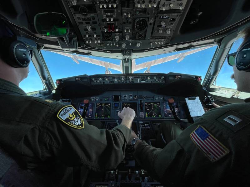 a Armada de EE.UU. y la Real Fuerza Aérea Australiana realizan el primer reabastecimiento cooperativo aire-aire ©Armada de Estados Unidos