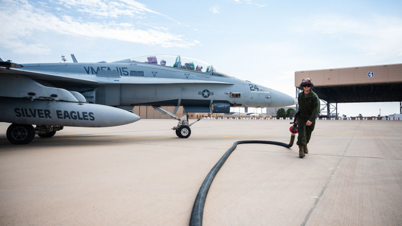 Un marine estadounidense del Escuadrón de Ataque de Cazas 115 lleva una manguera de combustible después de repostar en caliente un F/A-18 Hornet en la Base Aérea Príncipe Sultán, Reino de Arabia Saudí, el 11 de enero de 2022. El VMFA-115 llegó a la PSAB a finales de diciembre de 2021, trayendo un escuadrón de F/A-18 y personal de apoyo para integrarse plenamente en las operaciones diarias. Foto de la Fuerza Aérea de EE.UU. por el aviador superior Jacob B. Wrightsman