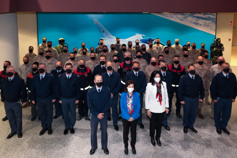 La ministra de Defensa, Margarita Robles, ha viajado hoy a la Base Aérea de Morón, en Sevilla, donde ha agradecido el trabajo de su personal que, durante cuatro días de marzo, se encargó de preparar el envío de dos aviones A400M del Ejército del Aire cargados con material ofensivo de apoyo a Ucrania. ©Ministerio de Defensa de España