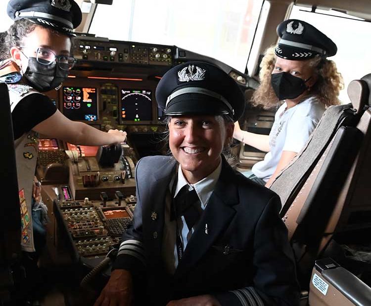 Durante el evento del Día de la Mujer en la Aviación, las Girl Scouts tuvieron la oportunidad de recorrer la cabina de un avión Boeing 777 con Christine, muchas de las cuales subieron a un avión por primera vez. ©American Airlines