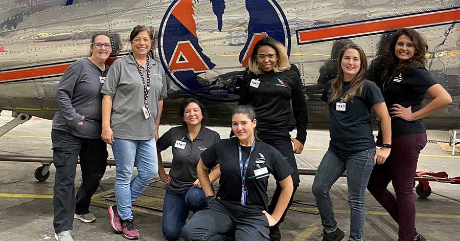 El equipo de Women in Tech Ops acompañado por una estudiante del Tarrant County College durante su sesión de prácticas este mes en las instalaciones de mantenimiento de la base de Tulsa. ©American Airlines