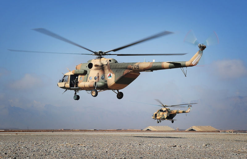 Helicópteros Mi-17 despegan en la base multinacional Tarin Kowt en la provincia de Uruzgan, Afganistán, 23 de febrero de 2013. Los helicópteros Mi-17 son parte del último paquete de asistencia de seguridad con destino a Ucrania, valorado en 800 millones de dólares. ©Departamento de Estados de EE.UU.