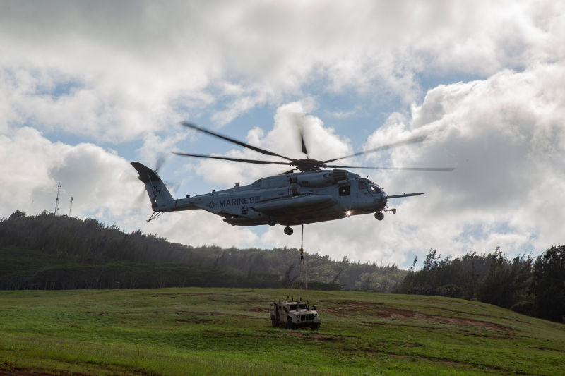 Un helicóptero CH-53E Super Stallion de la Infantería de Marina asignado al Escuadrón de Helicópteros Pesados de la Infantería de Marina (HMH) 463, realiza un levantamiento externo de un vehículo táctico ligero conjunto (JLTV), en "DZ Canes", Hawái, el 13 de diciembre de 2021. El 3er RadBn y el HMH-463 realizaron este entrenamiento para mantener la preparación y mejorar las capacidades en entornos expedicionarios. Esta fue la primera vez que un escuadrón de helicópteros realiza un levantamiento externo de este peso levantando dos JLTV y personal. Foto del Cuerpo de Marines de EE.UU. por el cabo Dalton J. Payne