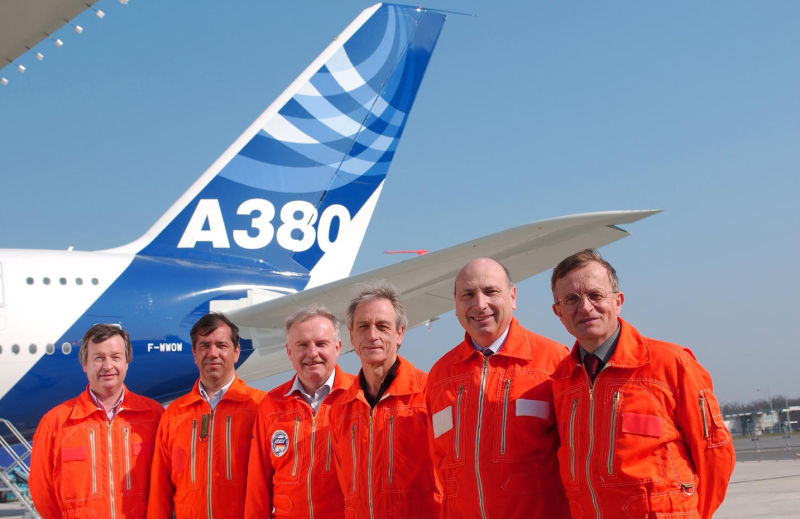 "Alguien tendrá la oportunidad de adquirir uno de los famosos trajes naranja que llevaba Claude Lelaie, uno de los dos pilotos que volaron con Jacques Rosay durante la campaña de pruebas de vuelo del primer A380". ©Airbus