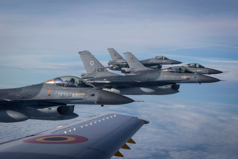 Foto de archivo de F-16 belgas y holandeses volando uno al lado del otro. Los países protegen juntos el espacio aéreo desde el 1 de enero de 2017. ©Ministerio de Defensa de los Países Bajos