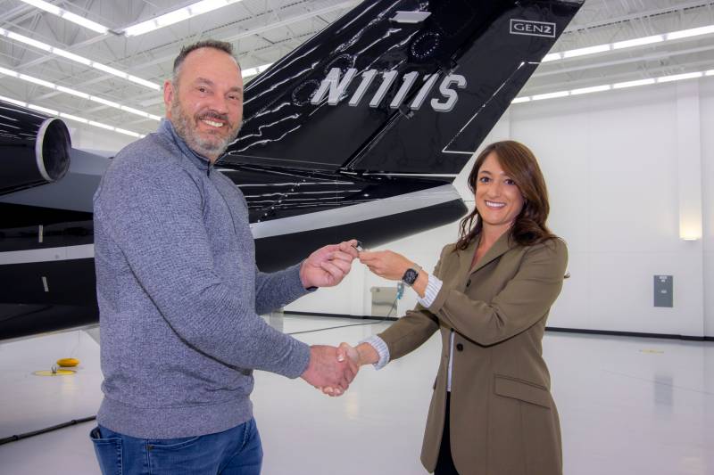 Guy Stockbridge, propietario de Elite Team Offices, acepta las llaves de su nuevo M2 Gen2 de manos de la directora regional de ventas de Textron Aviation, Natalie Stadelman. ©Textron Aviation