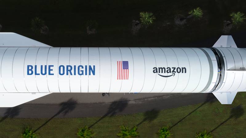 Detalle del cohete New Glenn de Blue Origin, uno de los tres proveedores de lanzamientos pesados seleccionados por Amazon para el proyecto Kuiper (con una representación del logotipo de Amazon): Business Wire