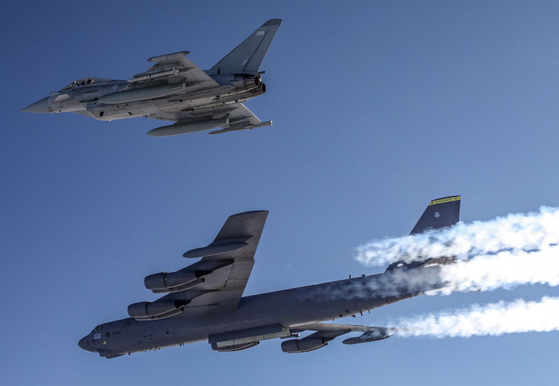 La RAF vuela con los B-52 de la USAF ©RAF