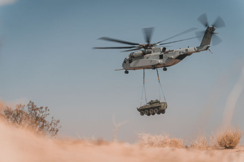El Cuerpo de Marines de EE. UU. declaró la capacidad operativa inicial (IOC) para el helicóptero de carga pesada Sikorsky CH-53K.  En esta foto del 21 de agosto de 2021, un King Stallion CH-53K con el Escuadrón 1 de Evaluación y Prueba Operacional Marina realiza un levantamiento de una carga externa durante un ejercicio de carga y transporte de carga en el Centro de Combate Aire-Tierra del Cuerpo de Infantería de Marina, Twentynine Palms, California. Foto del Cuerpo de Marines de EE. UU. por Lance Cpl.  Colton Brownlee.