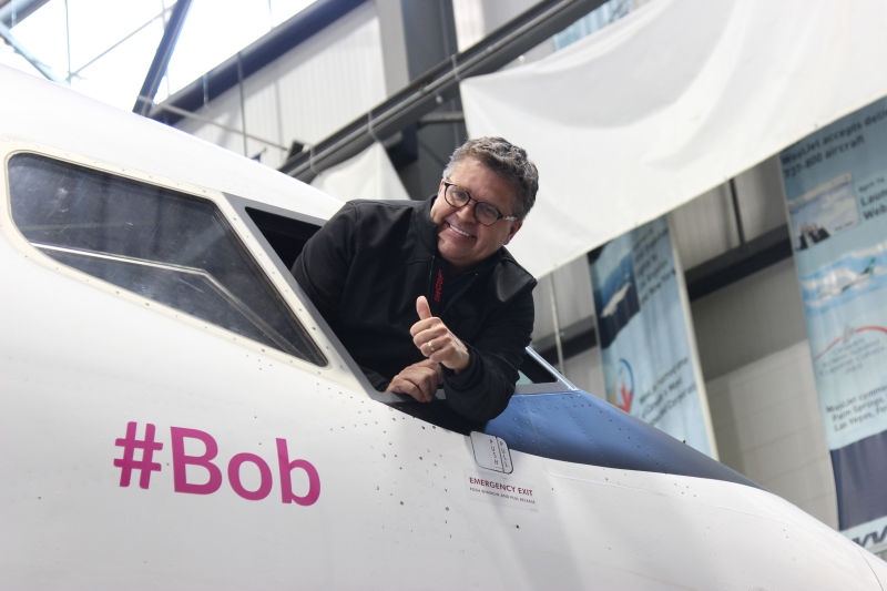 Bob Cummings con el avión Swoop #Bob. Foto: CNW Group/WESTJET