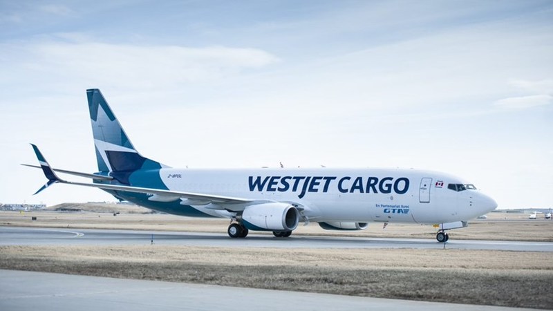El B737-800BCF de WestJet Cargo llega a Calgary. ©CNW Group/WESTJET