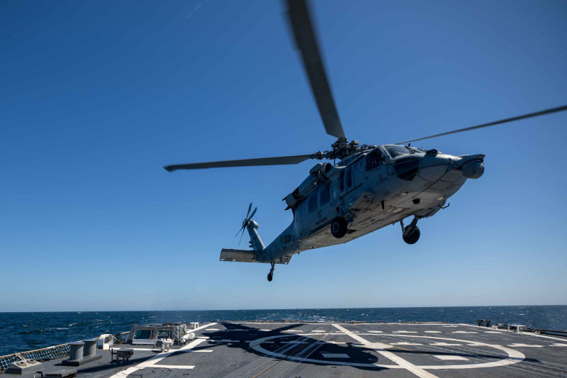 Un helicóptero MH-60S Seahawk asignado a los "Ghostriders" del Escuadrón de Combate Marítimo de Helicópteros 28 parte de la cubierta de vuelo del destructor de misiles guiados clase Arleigh Burke USS Roosevelt durante el ejercicio BALTOPS21, el 13 de junio de 2021. ©Departamento de Defensa de EE.UU.