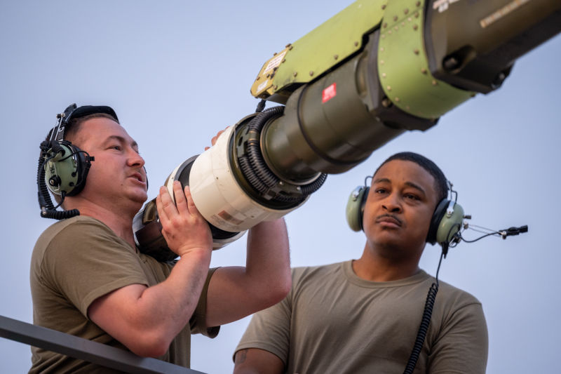 El sargento Seth Cook (izquierda), del 22º Escuadrón de Mantenimiento de Aeronaves (AMXS), junto con el sargento mayor Martin McAllister, superintendente de producción del 22º AMXS, intenta girar un conjunto de retroceso atascado en un KC-46A Pegasus el 17 de abril de 2022, en la Base Aérea de Morón, España. El ensamblaje permite que el brazo se mueva y gire durante el reabastecimiento aéreo para proporcionar una flexibilidad que proteja a ambas aeronaves de posibles daños. La aeronave es una de las cuatro que participan en el primer Ejercicio de Concepto de Empleo del KC-46, parte de la estrategia del Mando de Movilidad Aérea que permite al Pegasus apoyar misiones del mundo real y evaluar sus capacidades en el camino hacia el estado plenamente operativo. Foto de la Fuerza Aérea de EE.UU. por el sargento de personal Nathan Eckert