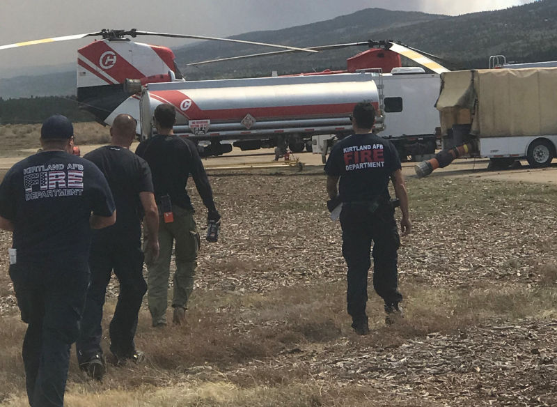 Un equipo de bomberos de la Base Aérea de Kirtland, N.M., se despliega para combatir el incendio combinado de Hermit's Peak y Calf Canyon, N.M., 11 de mayo de 2022. Para contrarrestar el incendio de Hermit's Peak y Calf Canyon, han llegado más de 1.800 bomberos y otros equipos de respuesta. Foto de la Fuerza Aérea de EE.UU. por John Cochran