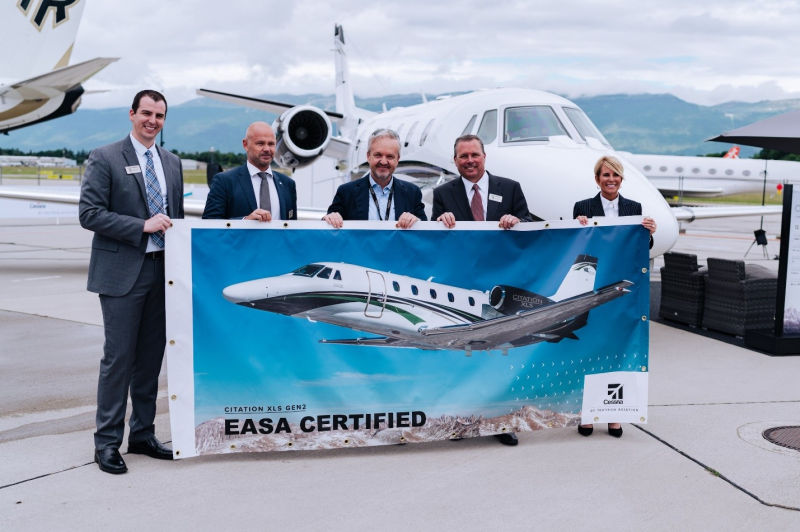 Textron Aviation celebra la certificación EASA y el primer cliente europeo del XLS Gen2. De izquierda a derecha: El asesor técnico de marketing de Textron Aviation, Graeme Anderson, el director regional de ventas de Textron Aviation, Harduin Putrich, el primer cliente europeo del XLS Gen2, Hubert Lindenthaler, el director de cuentas y piloto jefe de Porsche Air Service Gmbh, la vicepresidenta sénior de Ventas Globales y Operaciones de Vuelo de Textron Aviation, Lannie O'Bannion, y el vicepresidente sénior de Atención al Cliente de Textron Aviation, Christi Tannahill. ©Textron Aviation