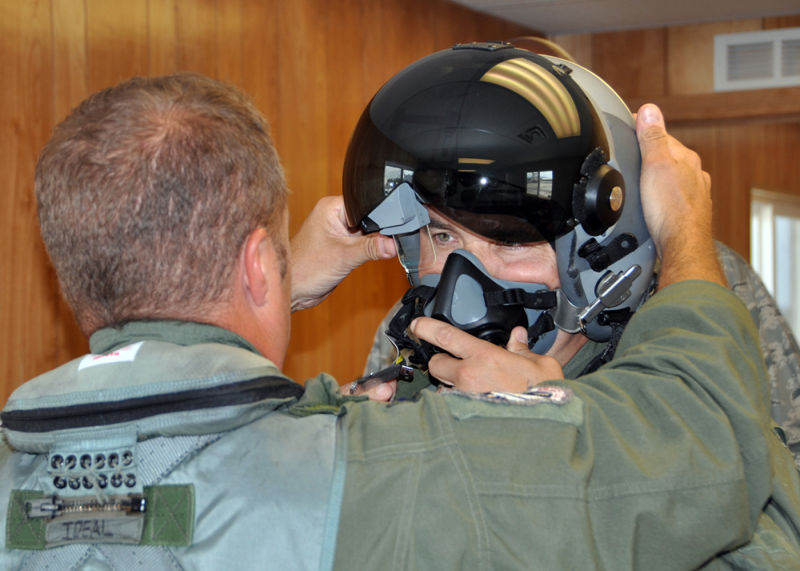 El teniente coronel de la Fuerza Aérea de EE.UU. Tom McNurlin, del Centro de Pruebas de la Guardia Nacional Aérea y la Reserva de la Fuerza Aérea en Tucson, Arizona, ayuda al coronel de la Fuerza Aérea de EE.UU. John Breazeale, comandante del 917º Grupo de Caza, a ajustar su casco con el sistema Scorpion montado en el casco antes de un vuelo durante el ejercicio Rim of the Pacific, el 17 de julio de 2012. Foto de la Fuerza Aérea de EE.UU. por la sargento mayor Mary Hinson