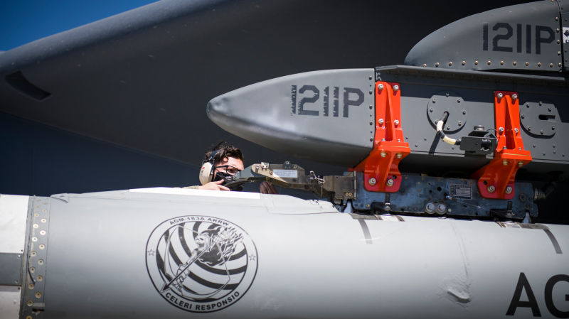 El sargento Jacob Puente, del 912º Escuadrón de Mantenimiento de Aeronaves, asegura el Vehículo de Medición Instrumentada de Armas de Respuesta Rápida Aerotransportada AGM-183A mientras es cargado bajo el ala de un B-52H Stratofortress en la Base Aérea Edwards, California, el 6 de agosto. El ARRW IMV-2 completó con éxito una prueba de transporte cautivo en la costa del sur de California, el 8 de agosto. Foto de la Fuerza Aérea por Giancarlo Casem