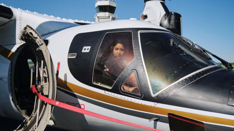Su Alteza Sheikha Mozah Bint Marwan Al Maktoum, primera mujer en pilotar un rotor basculante AW609 ©Leonardo Company
