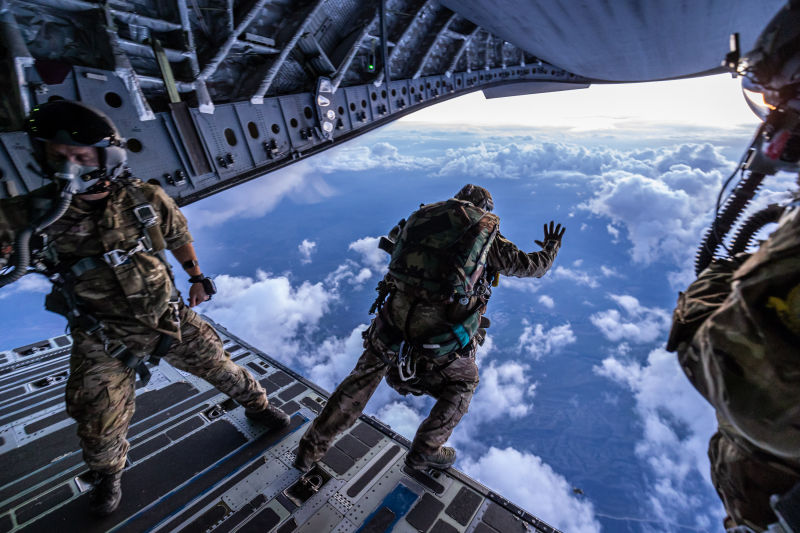 Los Pathfinders saltan de un C-17 Globemaster durante su salto de apertura a gran altura (HALO) en el norte de Macedonia ©RAF