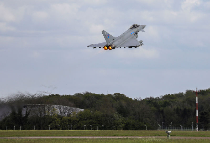 Dos Typhoons de Alerta de Reacción Rápida de la RAF Lossiemouth se han trasladado temporalmente a la RAF Leeming como parte de un programa de ejercicios para garantizar que los aviones de combate estén siempre listos para responder en un momento dado. ©RAF