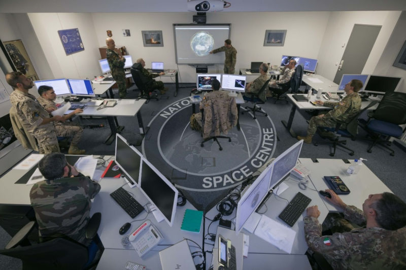 Los miembros del equipo del Centro Espacial de la OTAN presentaron escenarios desafiantes a los participantes de BALTOPS 22, proporcionando a los participantes conjuntos de problemas a los que podrían enfrentarse en situaciones de la vida real. Imágenes de archivo de la OTAN.