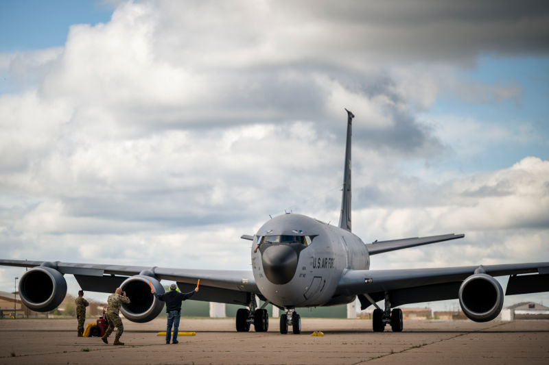 Un KC-135 Stratotanker de la Fuerza Aérea de los EE.UU. del 191º Grupo de Reabastecimiento Aéreo, Base de la Guardia Nacional Aérea de Selfridge, Michigan, llega al Aeropuerto Internacional Sawyer, Marquette, Michigan, para apoyar el entrenamiento de Empleo de Combate Ágil como aviadores multicapaces durante el ejercicio Northern Agility 22-1, 27 de junio de 2022. Northern Agility 22-1 pone a prueba la rápida inserción de un Ala Expedicionaria Aérea en un entorno de base desnuda para establecer la logística y las comunicaciones y mejorar la capacidad de operar en entornos austeros. Foto de ANG por: Sargento Mayor Scott Thompson