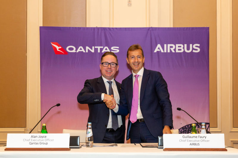 Firma de la Asociación Australiana de Combustible de Aviación Sostenible_Alan Joyce, director general de Qantas Group, y Guillaume Faury, director general de Airbus ©Airbus