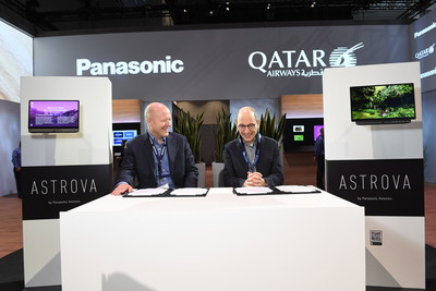Firma del acuerdo (de derecha a izquierda) el Excmo. Sr. Akbar Al Baker, Director General del Grupo Qatar Airways y Ken Sain, Director General de Panasonic Avionics ©Panasonic Avionics